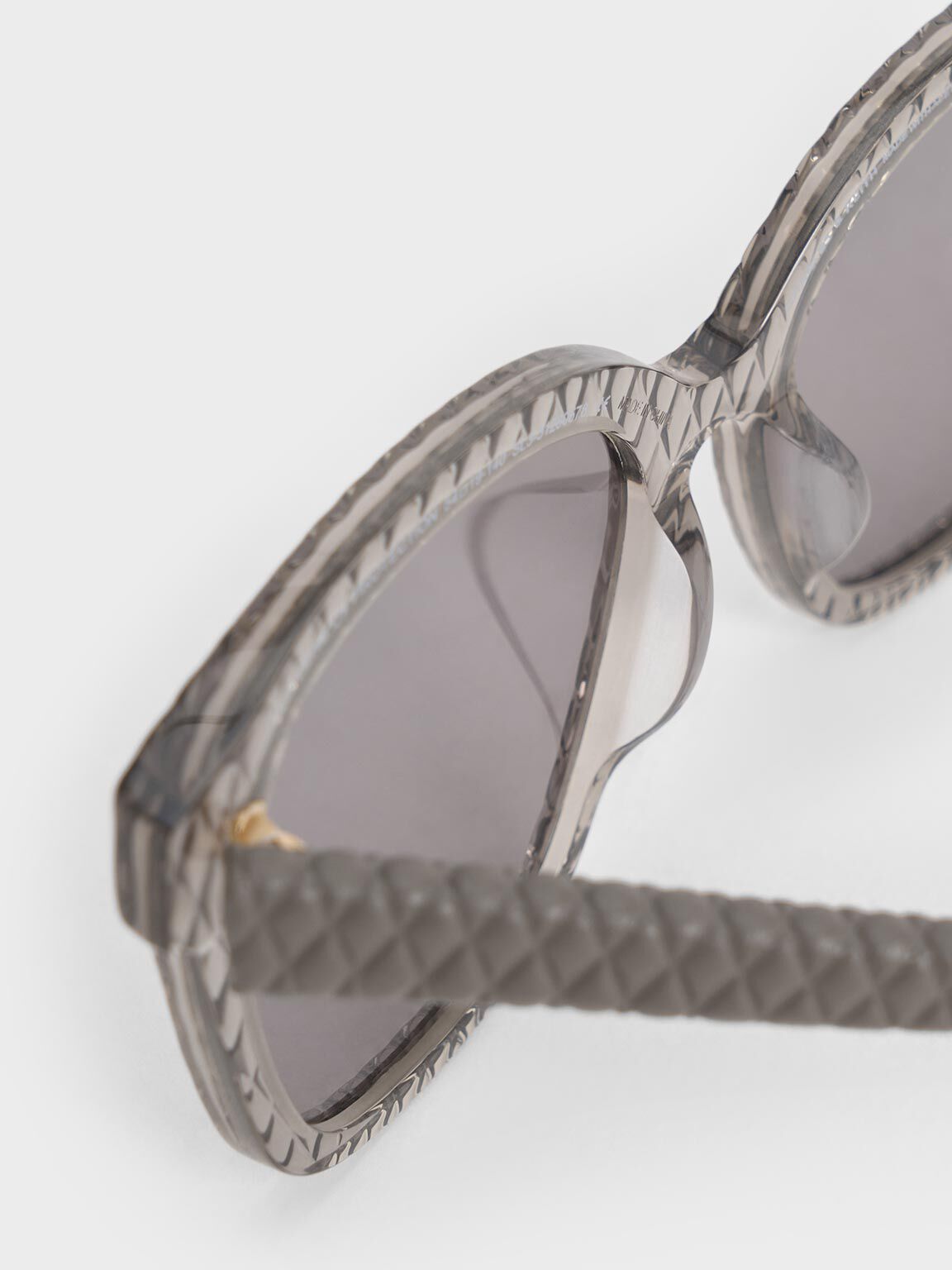 Lunettes de soleil en acétate recyclé et cuir matelassé, Gris, hi-res