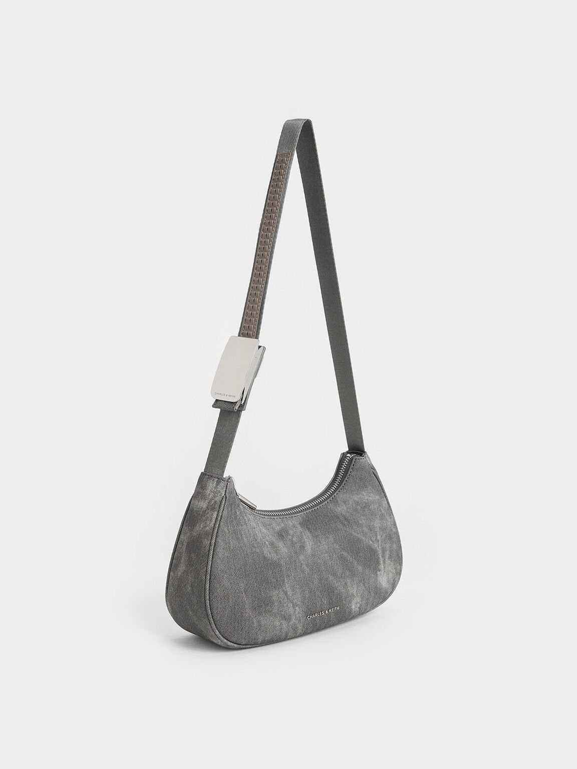 Sac porté épaule incurvé en denim à détail métallique, Gris Foncé, hi-res