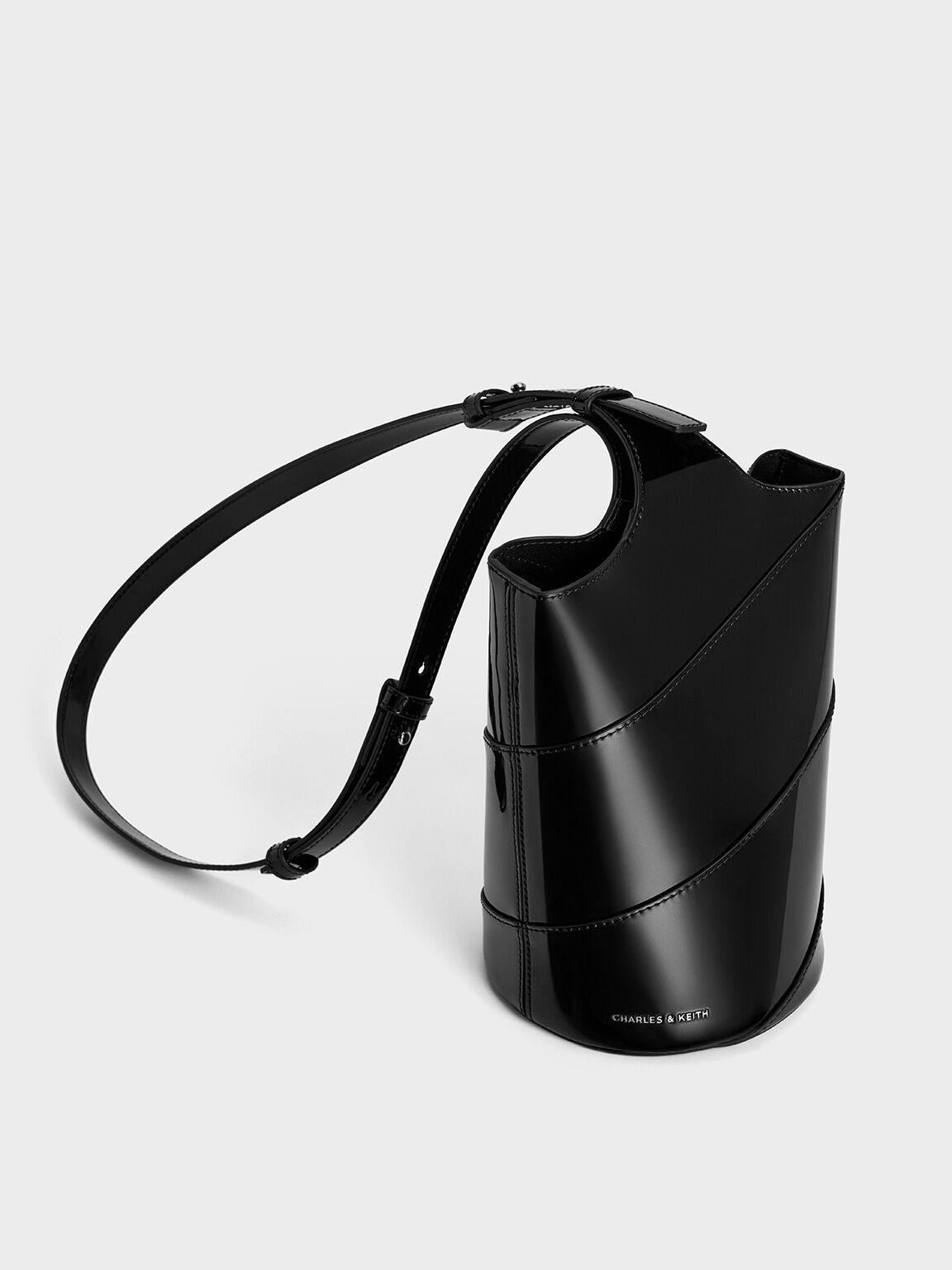 Sac seau cylindrique verni Trin, Noir, hi-res