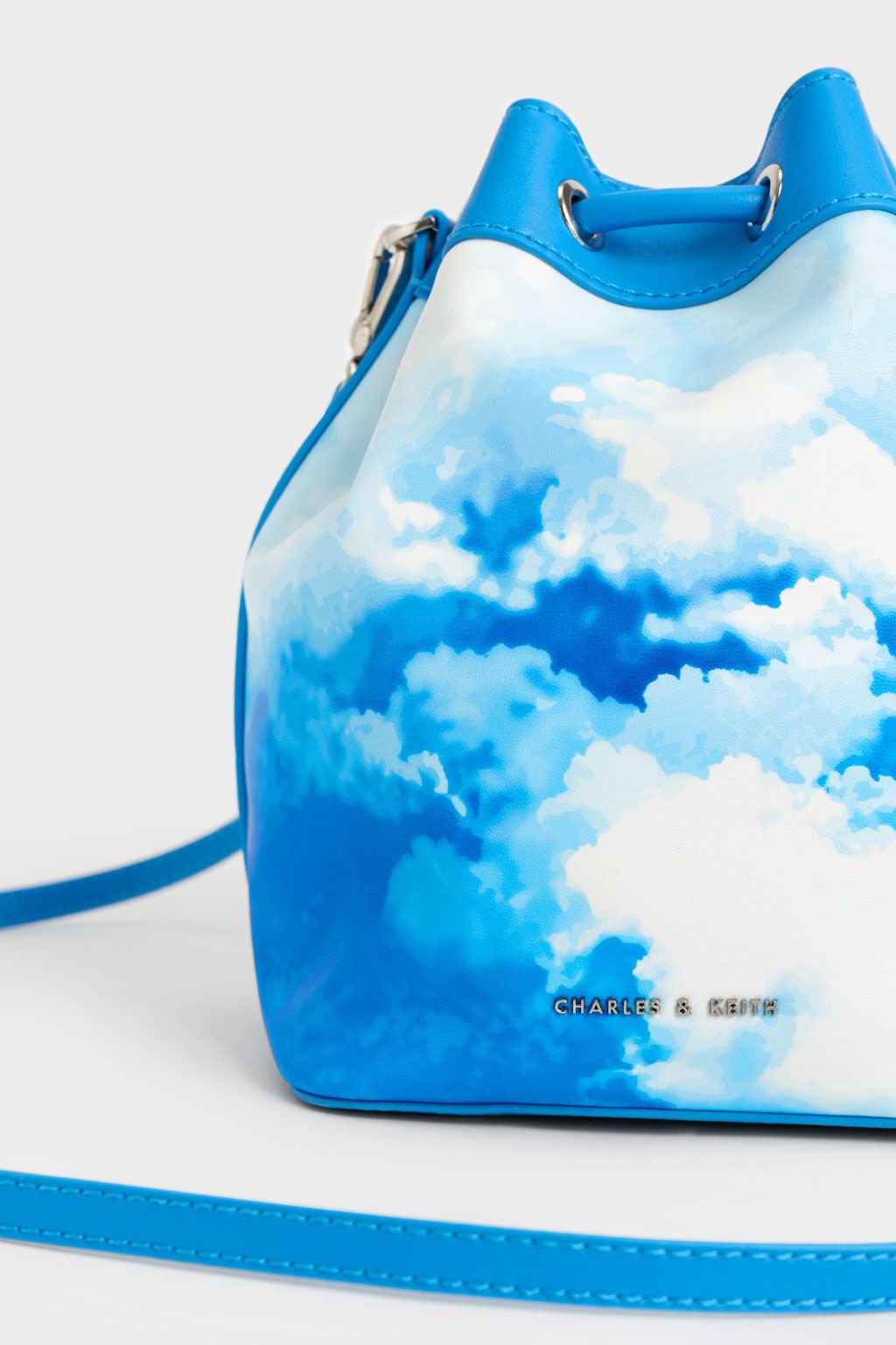 Multicoloured Cloud-Print Braided-Handle Drawstring Bucket Bag - CHARLES &  KEITH DE