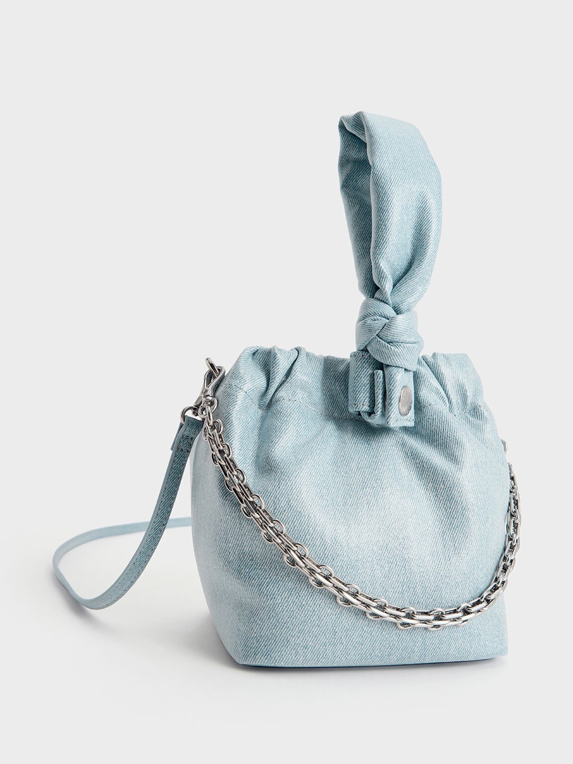 Bolso dumpling Caia de denim con nudos, Azul mezclilla, hi-res