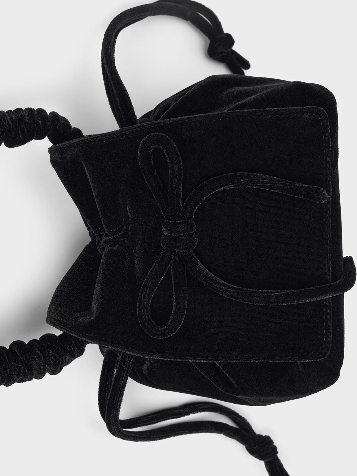 Bolso de terciopelo con asa superior arrugada y lazo, Negro, hi-res