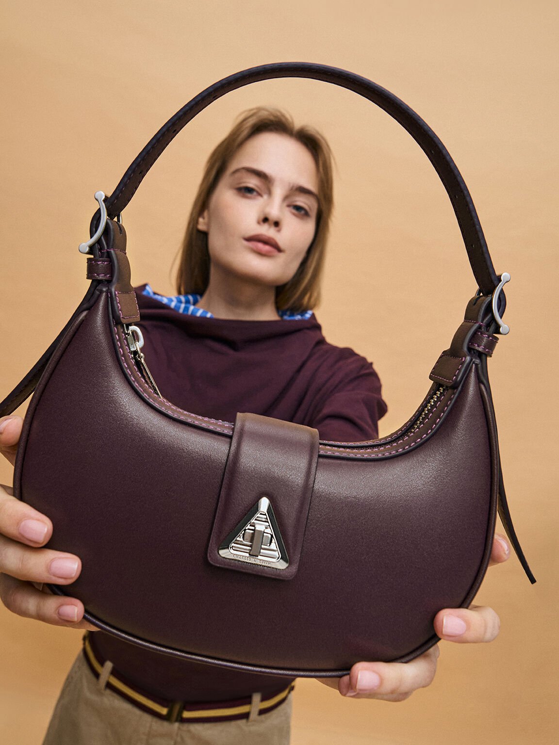 Bolso Trice con tira tipo cinturón y acento metálico, Plum, hi-res