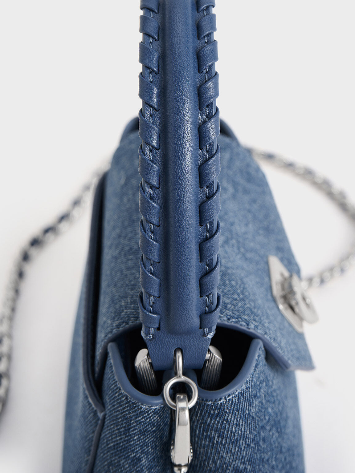 Bolso denim de asa superior Arwen con correa trenzada, Azul mezclilla, hi-res