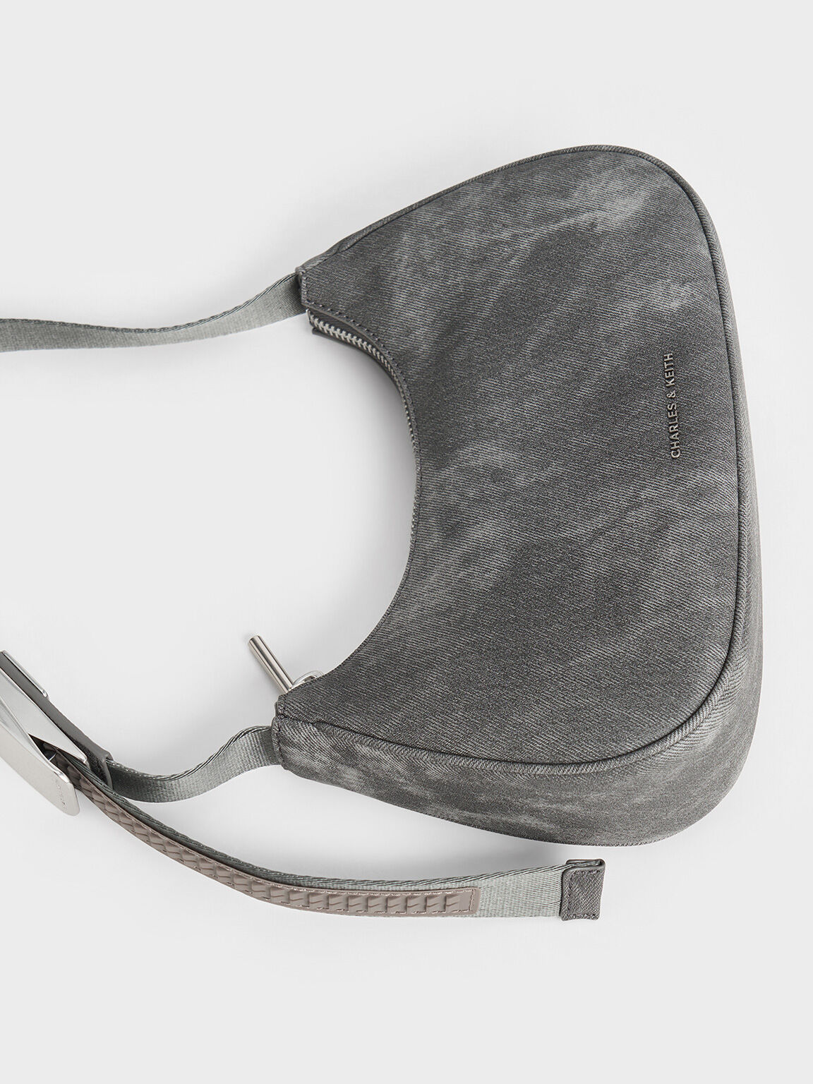 Sac porté épaule incurvé en denim à détail métallique, Gris Foncé, hi-res