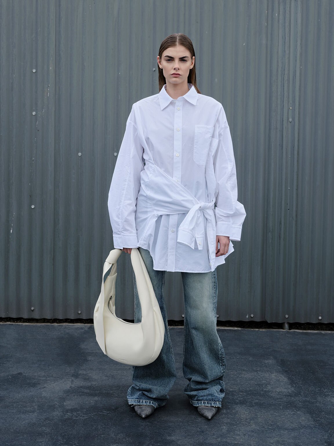 Bolso hobo curvo Toni con nudos, Blanco tiza, hi-res