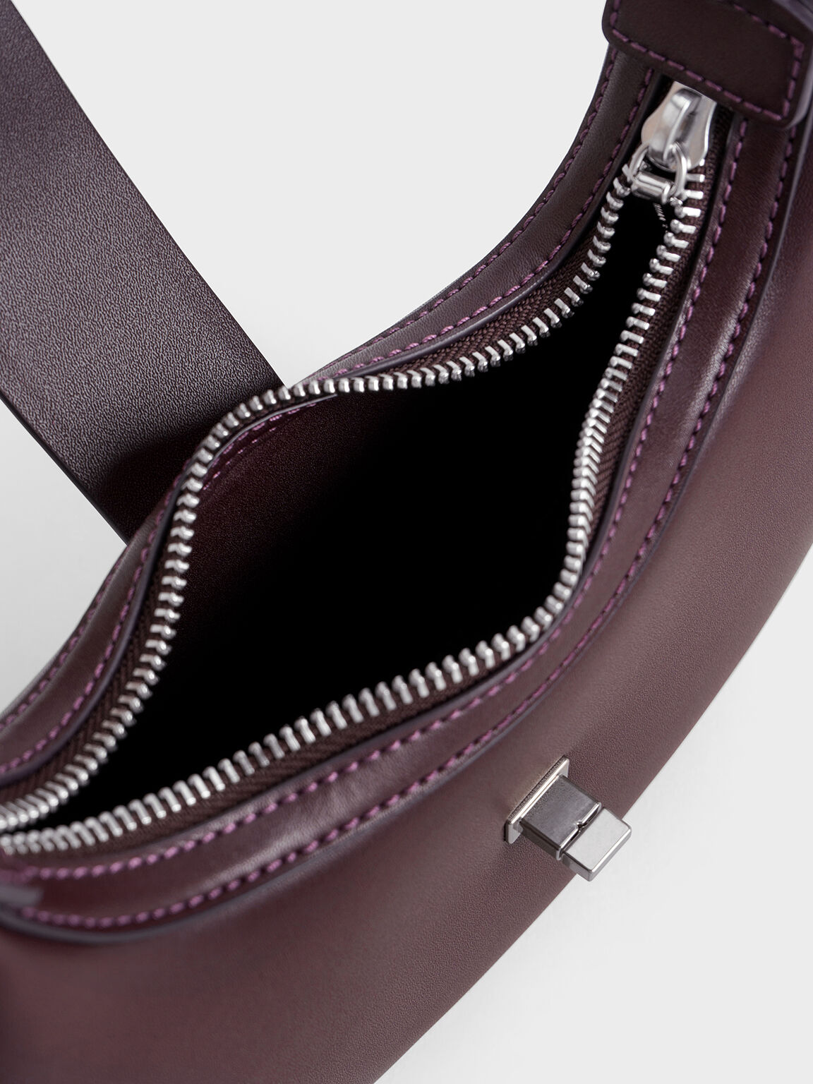 Bolso Trice con tira tipo cinturón y acento metálico, Plum, hi-res