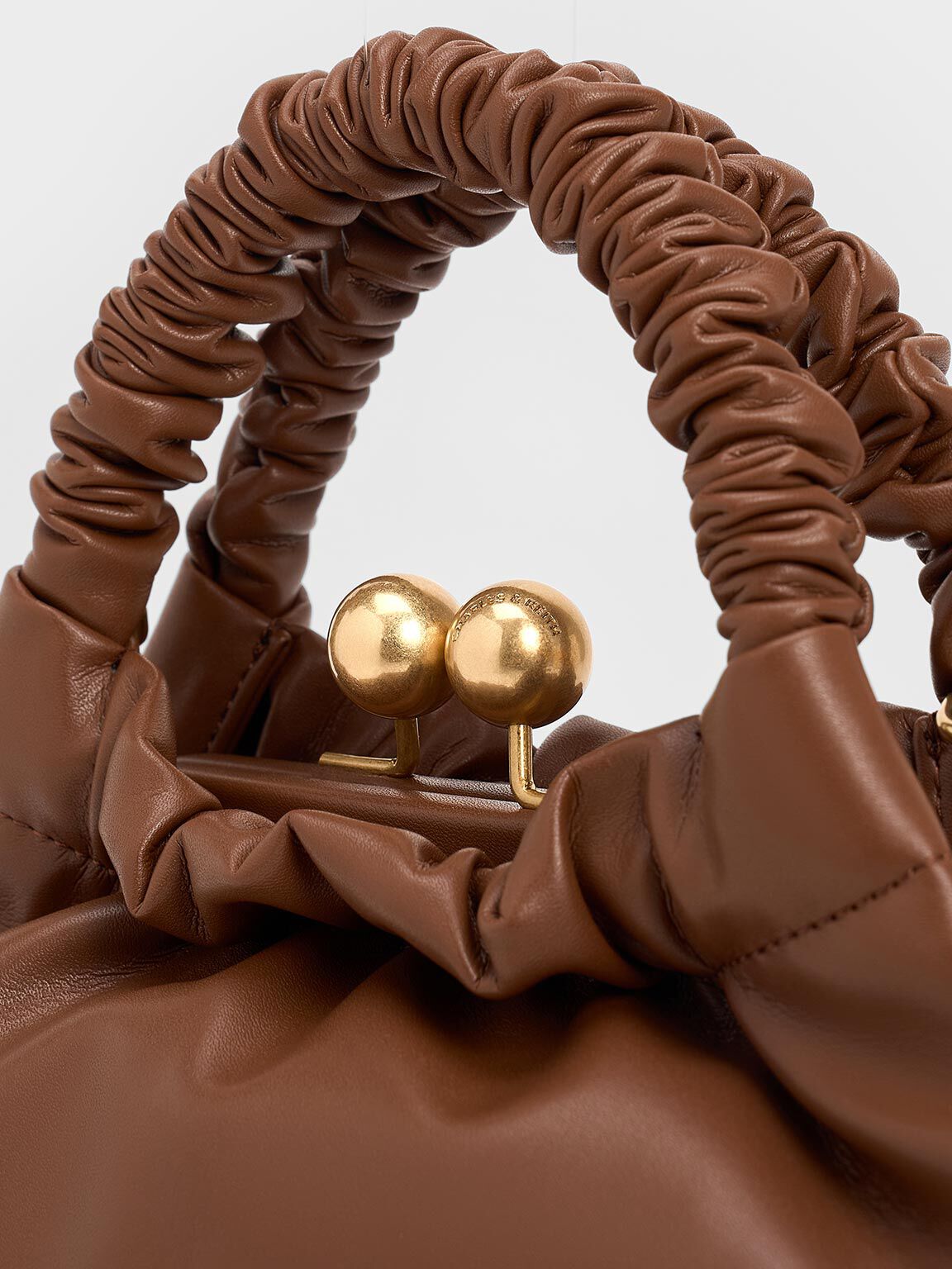 Bolso trapecio Eve con asa efecto arrugado, Marrón chocolate, hi-res