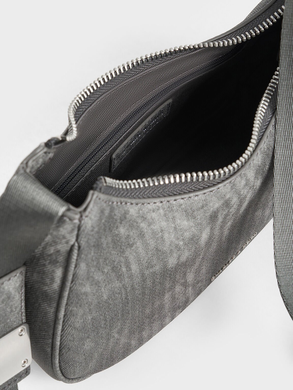 Sac porté épaule incurvé en denim à détail métallique, Gris Foncé, hi-res