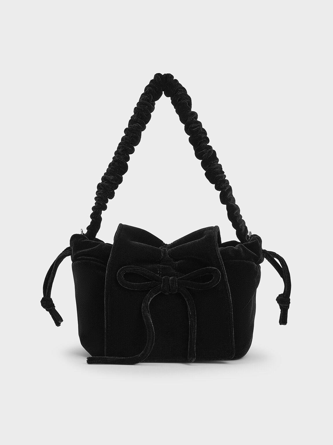 Bolso de terciopelo con asa superior arrugada y lazo, Negro, hi-res