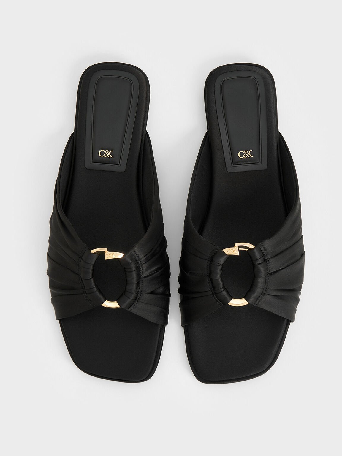 Sandalias slip-on de poliéster reciclado arrugado con detalle de óvalo, Negro texturizado, hi-res