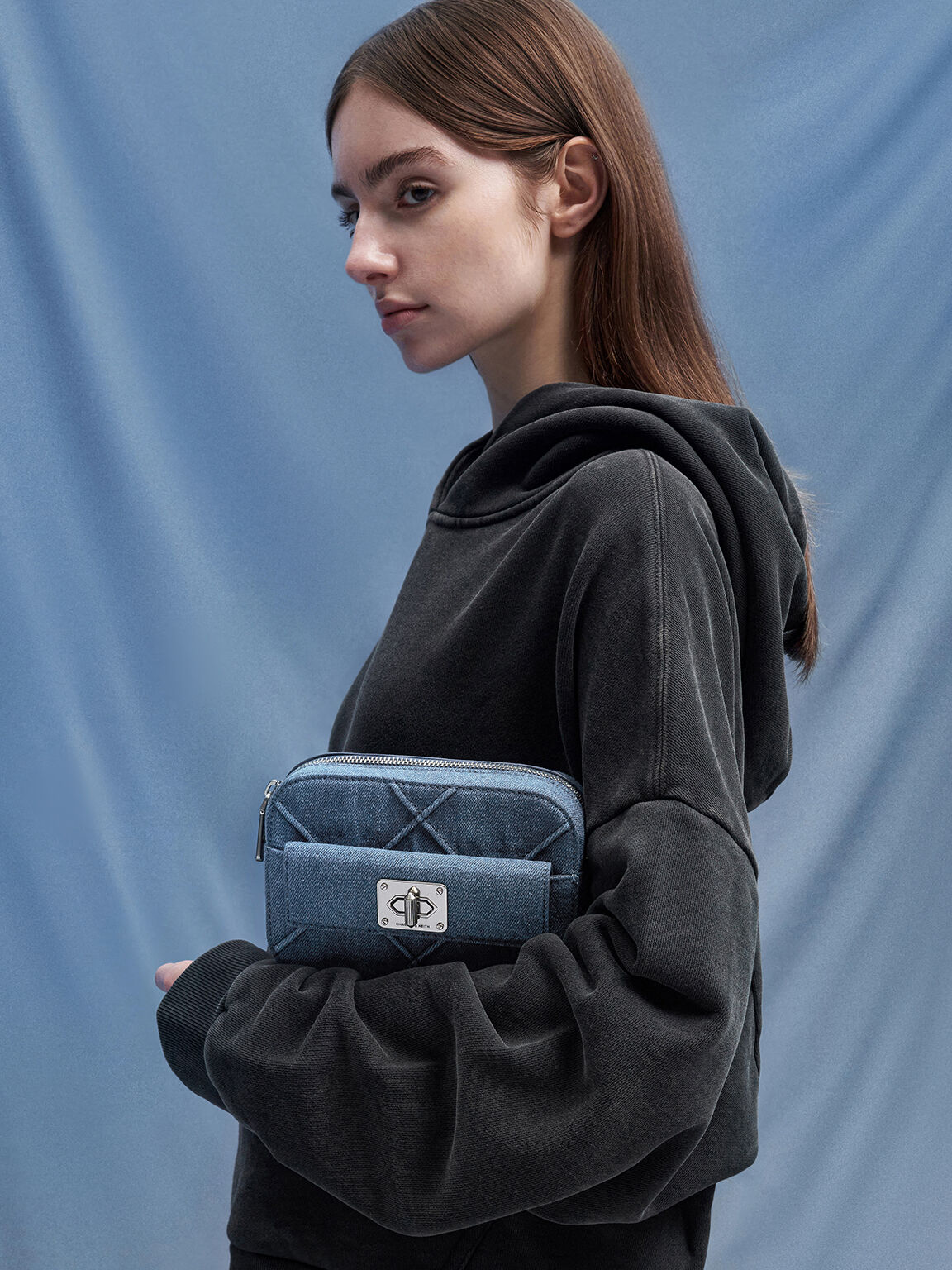 Sac bandoulière zippé en denim à chevrons Eleni, Bleu Denim, hi-res