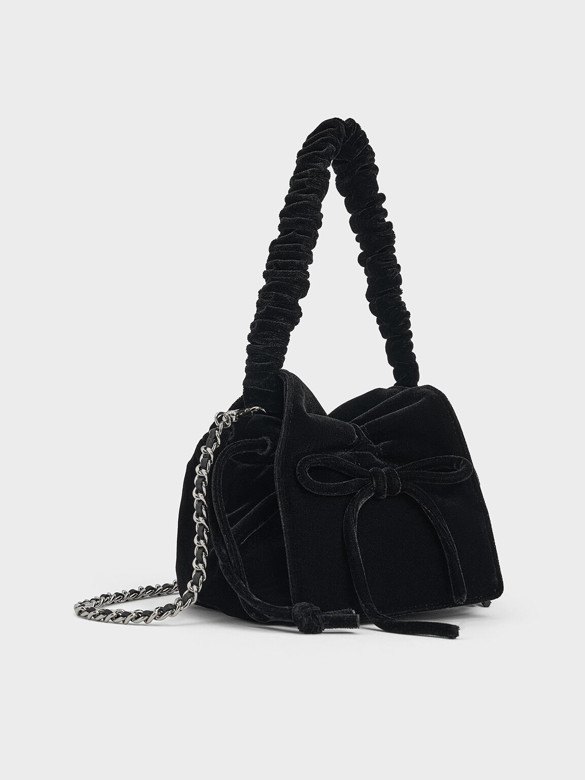 Bolso de terciopelo con asa superior arrugada y lazo, Negro, hi-res