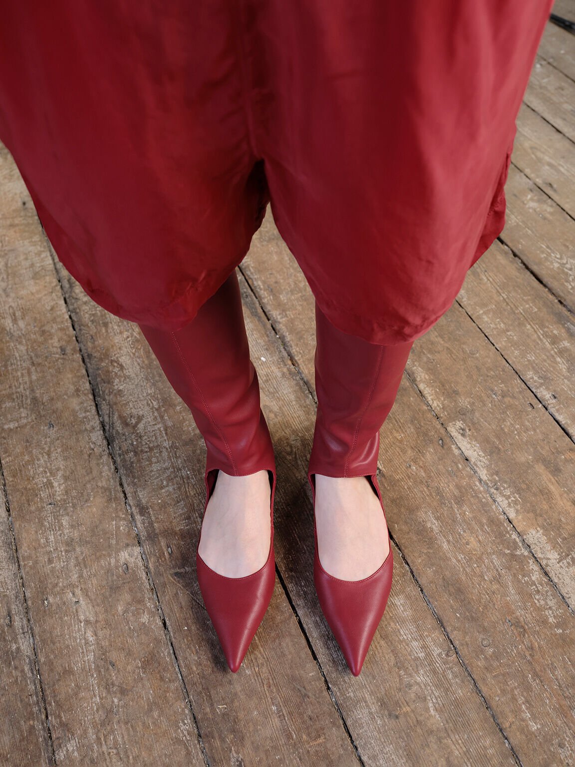 Botas a la rodilla con recortes y punta afilada, Rojo, hi-res