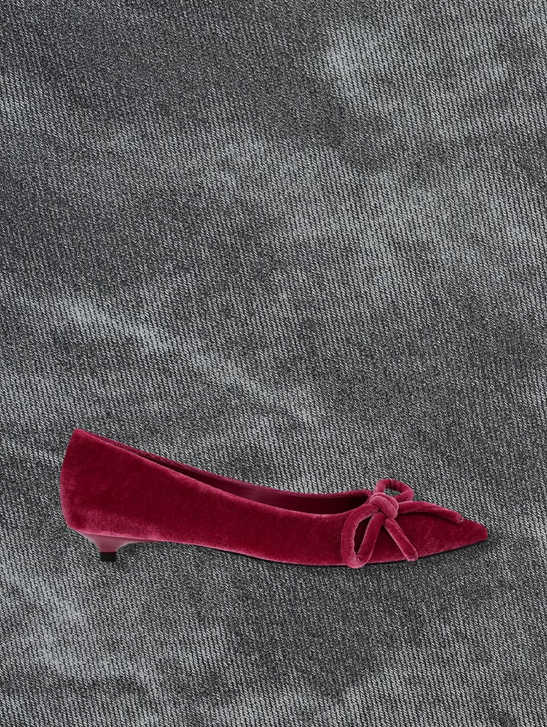 Women’s velvet bow pointed-toe flats in pink