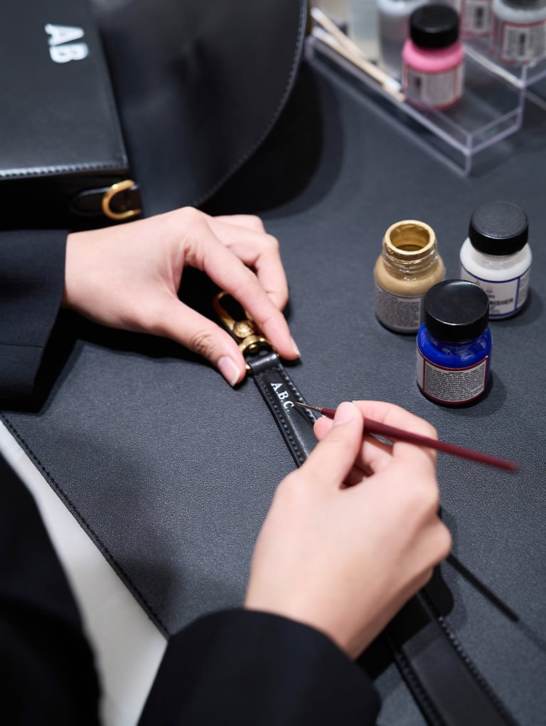 CHARLES & KEITH’s embroidery personalisation service – CHARLES & KEITH