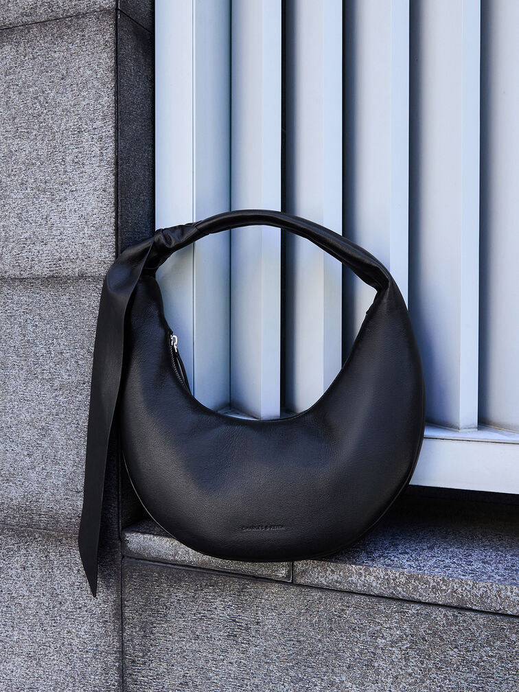 Mini sac hobo demi-lune à lanière nouée Toni en extra-noir pour femme - CHARLES & KEITH